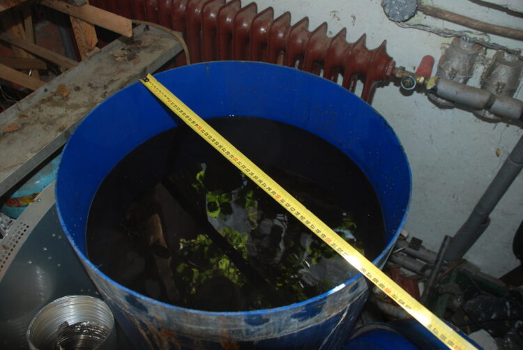 Policjanci i celnicy zlikwidowali dwie bimbrownie. Znaleźli 300 litrów alkoholu