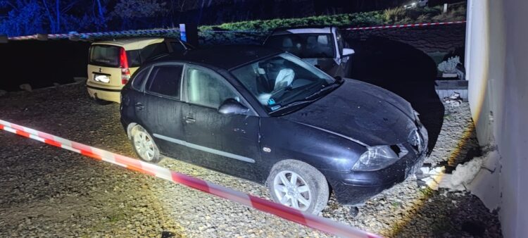 Pijany kierowca uciekał przed policją, uderzył w dom