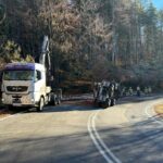 Na drodze wywróciła się naczepa z drewnem 3 - Polskie Radio Rzeszów Na drodze wywróciła się naczepa z drewnem - Polskie Radio Rzeszów