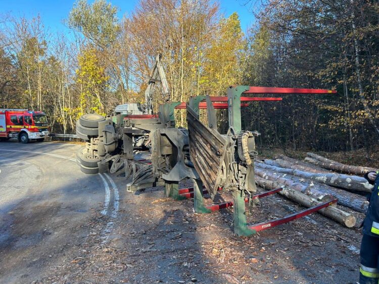 Na drodze wywróciła się naczepa z drewnem