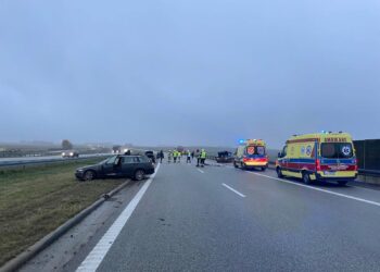 Kolizje na&nbsp;A4. W&nbsp;zdarzeniach uczestniczyło kilka aut, w&nbsp;tym autobus