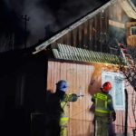 Pożar drewnianego domu w Żołyni (zdjęcia) - Polskie Radio Rzeszów