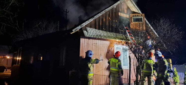 Pożar drewnianego domu w Żołyni (zdjęcia) 1 - Polskie Radio Rzeszów Pożar drewnianego domu w Żołyni (zdjęcia)