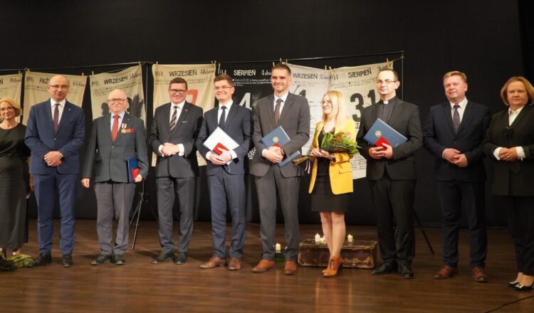 Wręczono nagrodę honorową "Świadek Historii" 1 - Polskie Radio Rzeszów Wręczono nagrodę honorową „Świadek Historii”