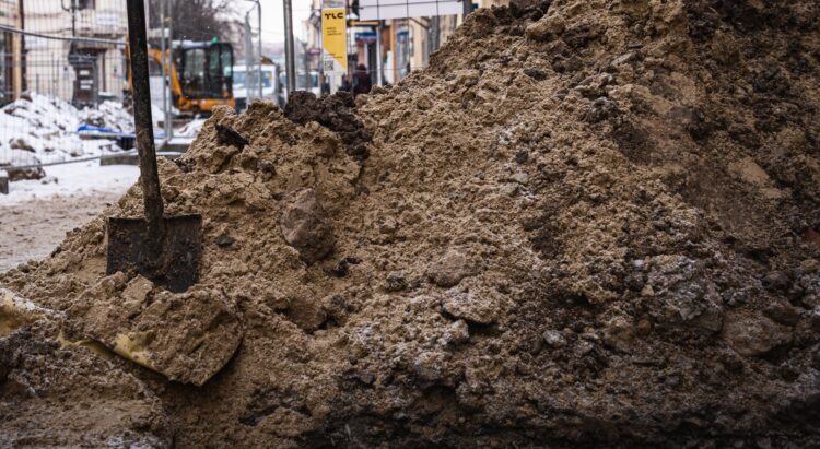 Mocno zniszczona droga w Jaśle wreszcie w remoncie