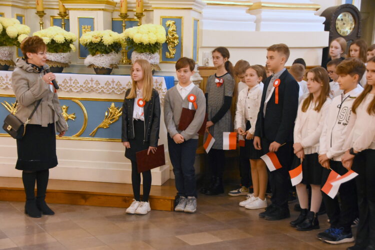 Młodzież z Sędziszowa Małopolskiego oddała hołd bohaterom 1 - Polskie Radio Rzeszów Młodzież z Sędziszowa Małopolskiego oddała hołd bohaterom