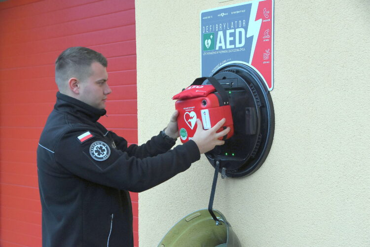 W miejscach publicznych w Sędziszowie Małopolskim pojawiły się defibrylatory