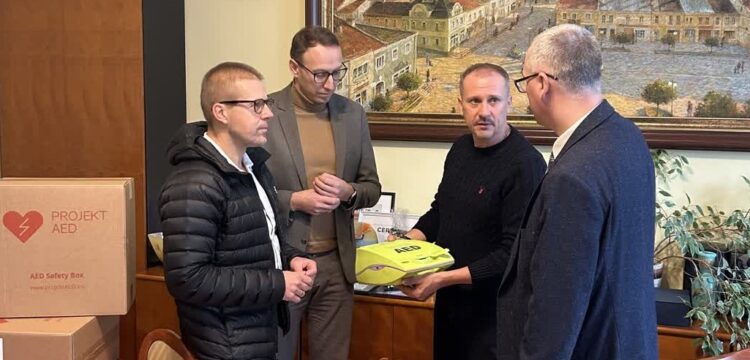 Ogólnodostępne defibrylatory na wyposażeniu szkoły i Centrum Seniora w Tarnobrzegu