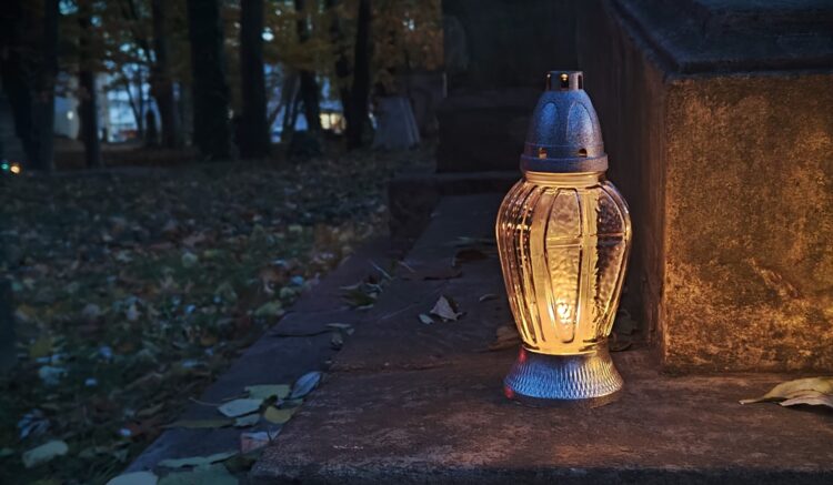 Językoznawca o historii słowa "znicz" 1 - Polskie Radio Rzeszów Językoznawca o historii słowa „znicz”