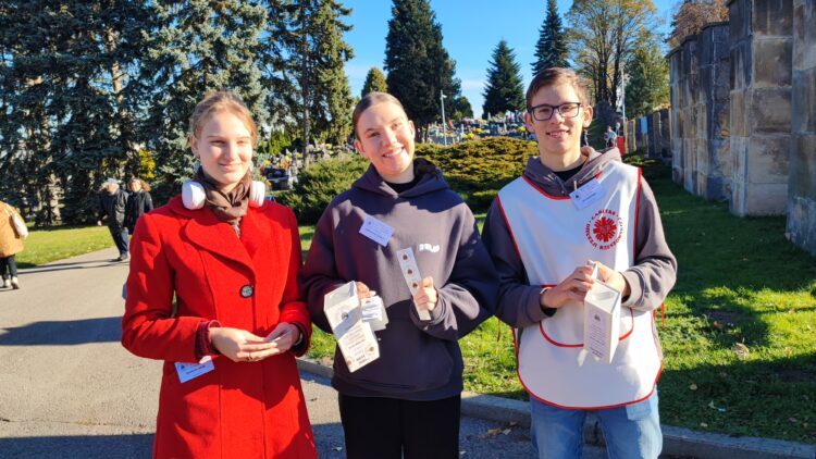 Trwają kwesty na ratowanie cmentarnych nagrobków oraz wsparcie ubogich