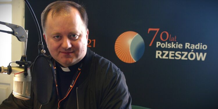 Fot. Ksiądz Tomasz Nowak w Polskim Radiu Rzeszów