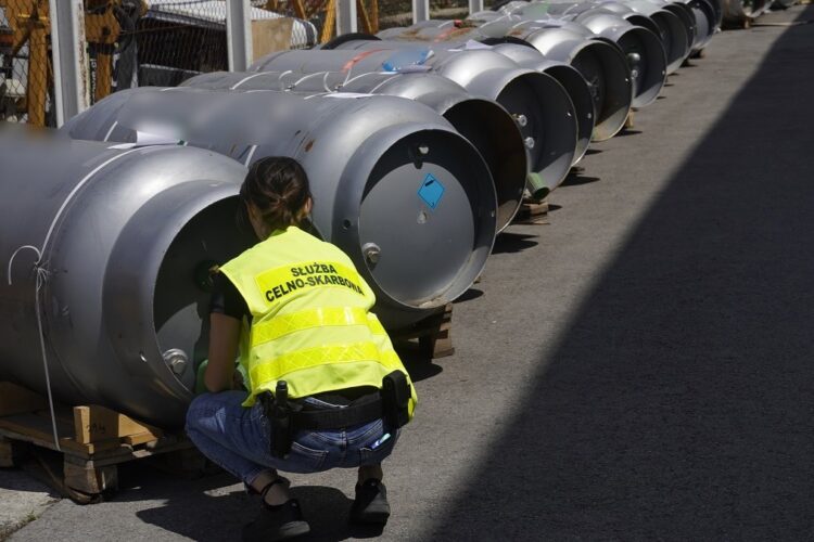 Akcja służb przeciw handlarzom gazów chłodniczych, również na Podkarpaciu 1 - Polskie Radio Rzeszów Akcja służb przeciw handlarzom gazów chłodniczych, również na Podkarpaciu