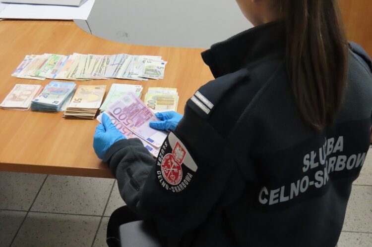 Ponad 130 prób nielegalnego przewozu gotówki. W sumie ok. 3 mln euro