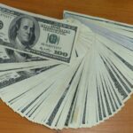 Dolary w bagażach podróżnych. Kwoty nie były zgłaszane służbom celnym - Polskie Radio Rzeszów