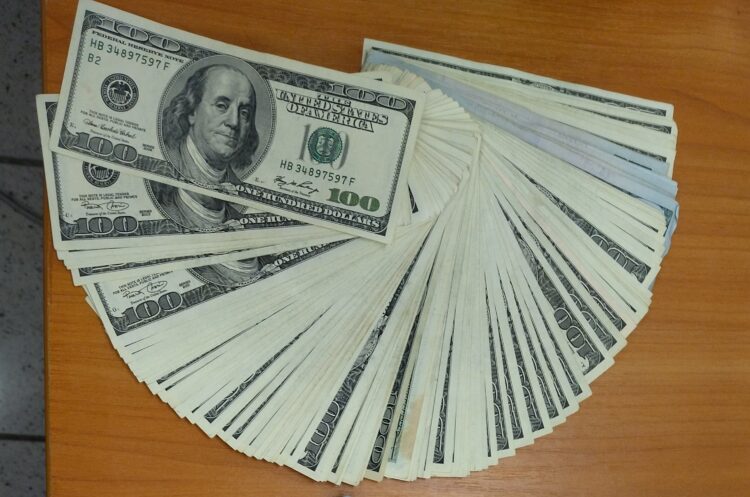 Dolary w bagażach podróżnych. Kwoty nie były zgłaszane służbom celnym