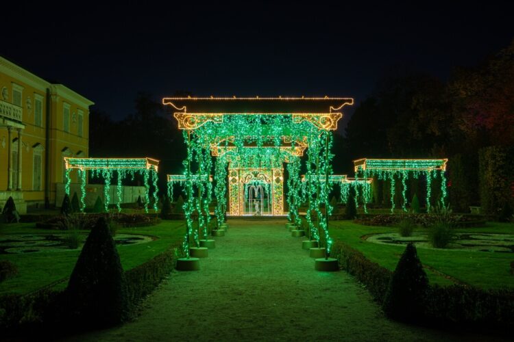 Rekordowa frekwencja na otwarciu Królewskiego Ogrodu Światła w Wilanowie 1 - Polskie Radio Rzeszów Rekordowa frekwencja na otwarciu Królewskiego Ogrodu Światła w Wilanowie