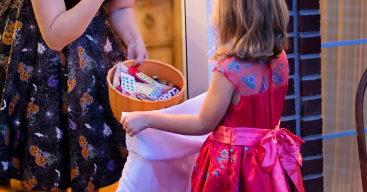 Ostre przedmioty w słodyczach na Halloween. Sprawę bada policja