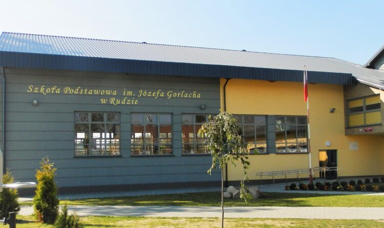 Odsłonięcie muralu w Szkole Podstawowej w Rudzie