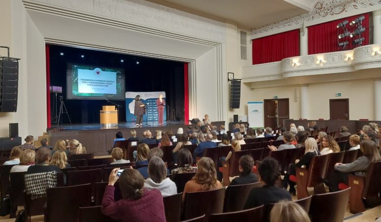 Jak doświadczenie traumy wpływa na edukację dziecka?