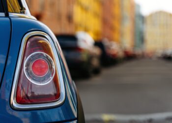 Akcja sprawdzania świateł w&nbsp;samochodzie