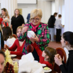 Dzieci ubrały choinkę w urzędzie wojewódzkim (zdjęcia) - Polskie Radio Rzeszów