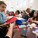 Dzieci ubrały choinkę w urzędzie wojewódzkim (zdjęcia) - Polskie Radio Rzeszów