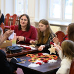 Dzieci ubrały choinkę w urzędzie wojewódzkim (zdjęcia) - Polskie Radio Rzeszów