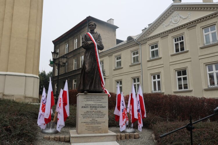 Odsłonięto pomnik bł. ks. Jerzego Popiełuszki w Przemyślu