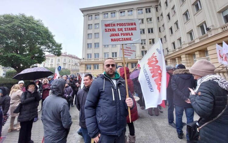 „Nie dla deprawacji dzieci w szkołach” – protest w Rzeszowie