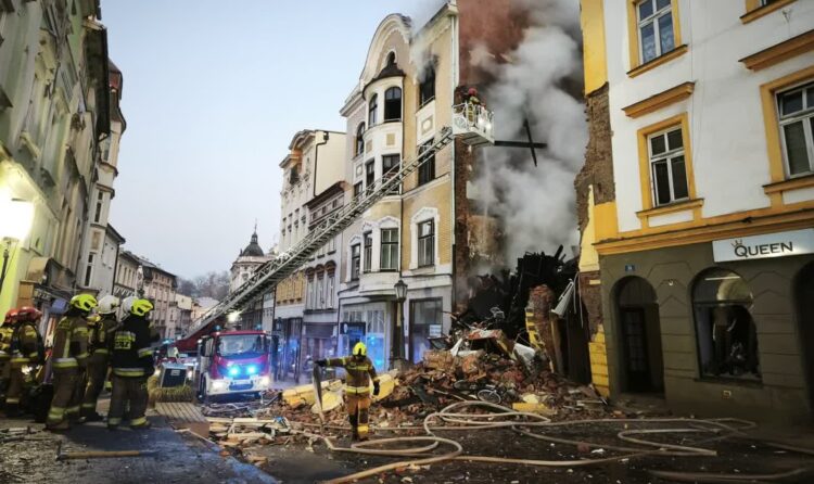 Pożar kamienicy w Cieszynie. Zawaliła się ściana, dwie osoby zaginęły 1 - Polskie Radio Rzeszów Pożar kamienicy w Cieszynie. Zawaliła się ściana, dwie osoby zaginęły