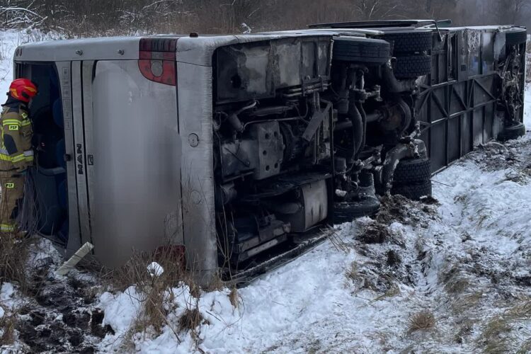 Trwa ustalenie przyczyn wypadku autokaru w Ustrzykach Górnych