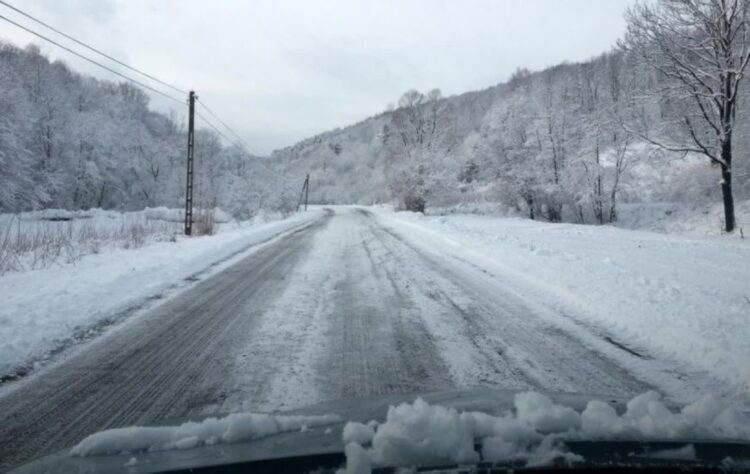 Uwaga! Na drogach miejscami ślisko