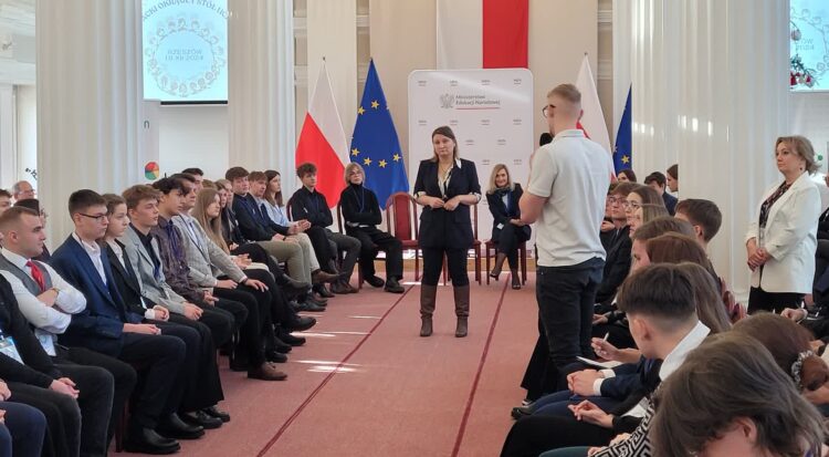 Stan psychiczny uczniów tematem okrągłego stołu z młodzieżą 1 - Polskie Radio Rzeszów Stan psychiczny uczniów tematem okrągłego stołu z młodzieżą