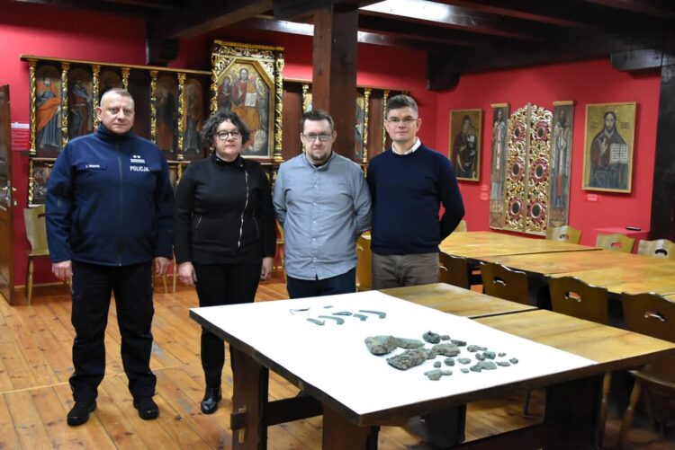 Podrzucone na pikniku artefakty trafiły do muzeum