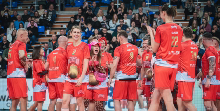 Artyści i siatkarze w meczu o wszystko dla powodzian (zdjęcia)