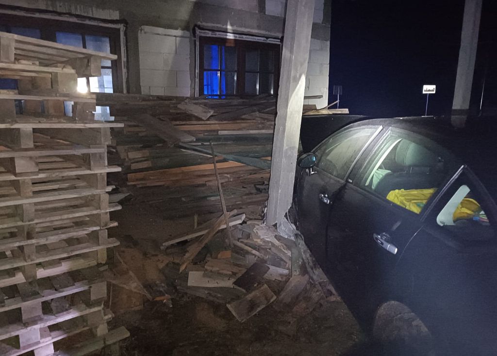 Nietrzeźwy kierowca citroena wjechał w dom