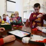 Dzieci ubrały choinkę w urzędzie wojewódzkim (zdjęcia) - Polskie Radio Rzeszów