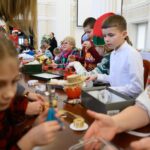 Dzieci ubrały choinkę w urzędzie wojewódzkim (zdjęcia) - Polskie Radio Rzeszów