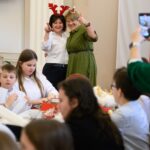 Dzieci ubrały choinkę w urzędzie wojewódzkim (zdjęcia) - Polskie Radio Rzeszów