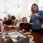 Dzieci ubrały choinkę w urzędzie wojewódzkim (zdjęcia) - Polskie Radio Rzeszów