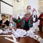 Dzieci ubrały choinkę w urzędzie wojewódzkim (zdjęcia) - Polskie Radio Rzeszów