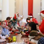 Dzieci ubrały choinkę w urzędzie wojewódzkim (zdjęcia) - Polskie Radio Rzeszów