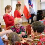 Dzieci ubrały choinkę w urzędzie wojewódzkim (zdjęcia) - Polskie Radio Rzeszów