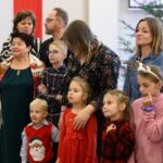 Dzieci ubrały choinkę w urzędzie wojewódzkim (zdjęcia) - Polskie Radio Rzeszów