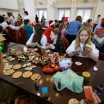 Dzieci ubrały choinkę w urzędzie wojewódzkim (zdjęcia) - Polskie Radio Rzeszów