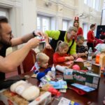 Dzieci ubrały choinkę w urzędzie wojewódzkim (zdjęcia) - Polskie Radio Rzeszów