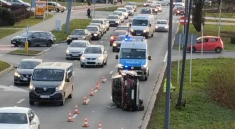 Kierowca uderzył w słup, auto przewróciło się na bok 1 - Polskie Radio Rzeszów Kierowca uderzył w słup, auto przewróciło się na bok