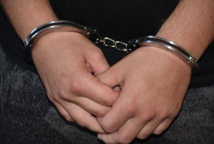 Poszukiwany schował się pod szafką przed policją