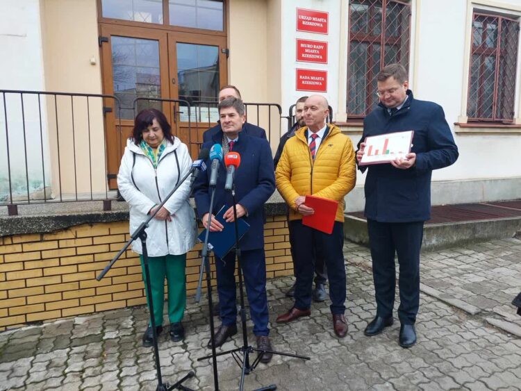 Apel klubu PiS do prezydenta Konrada Fijołka o debatę w sprawie budżetu