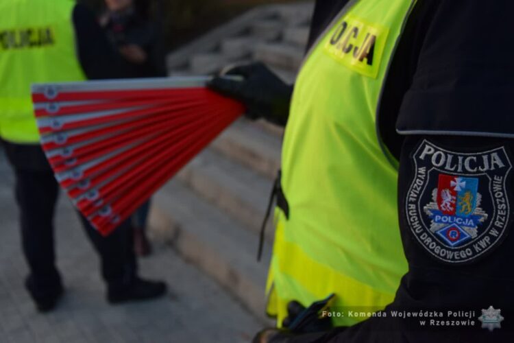 Apel policji: pamiętajmy o odblaskach. Mogą uratować życie